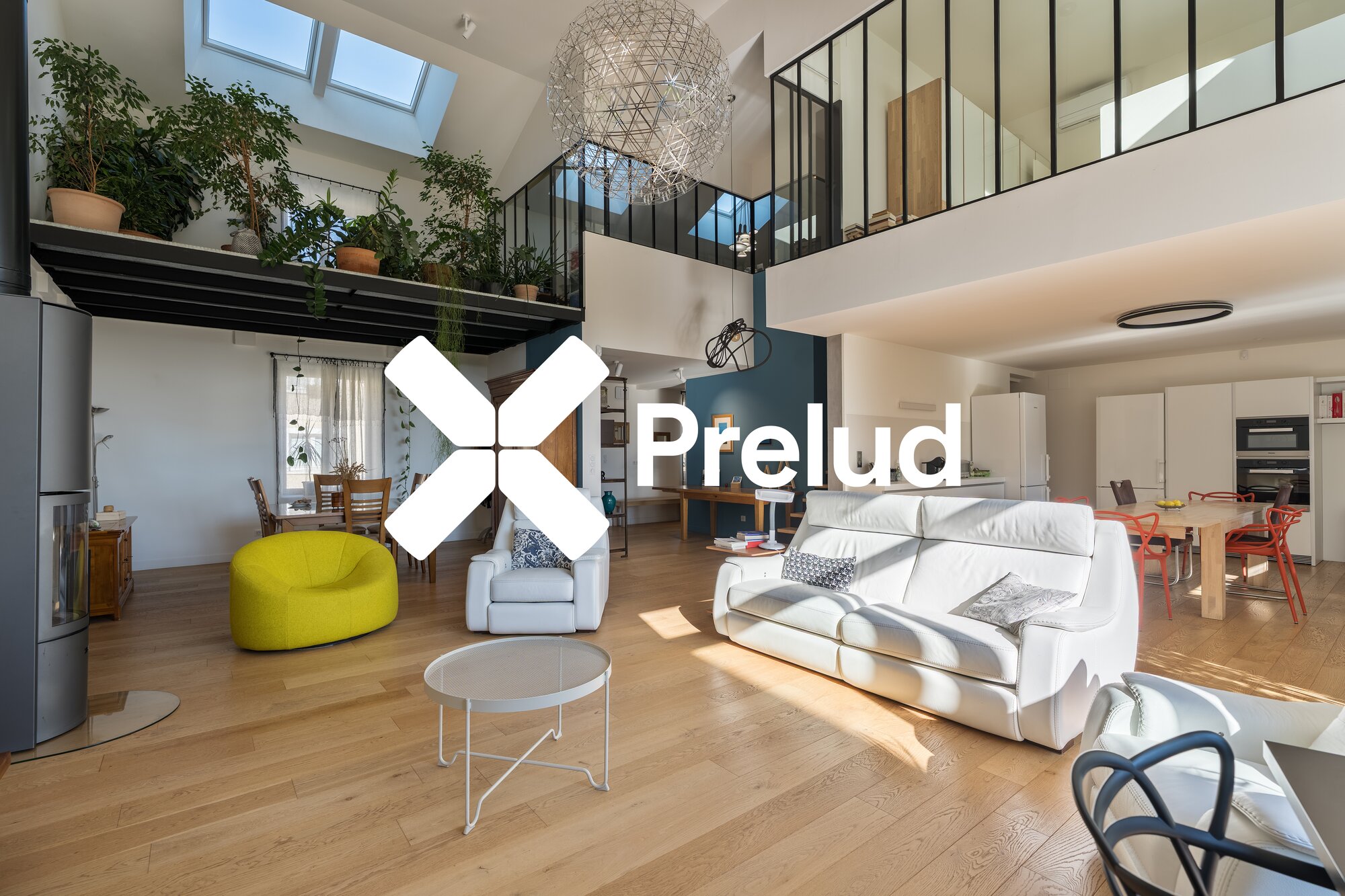 Vue panoramique du grand salon avec mezzanine végétalisée et double hauteur — La Maxe