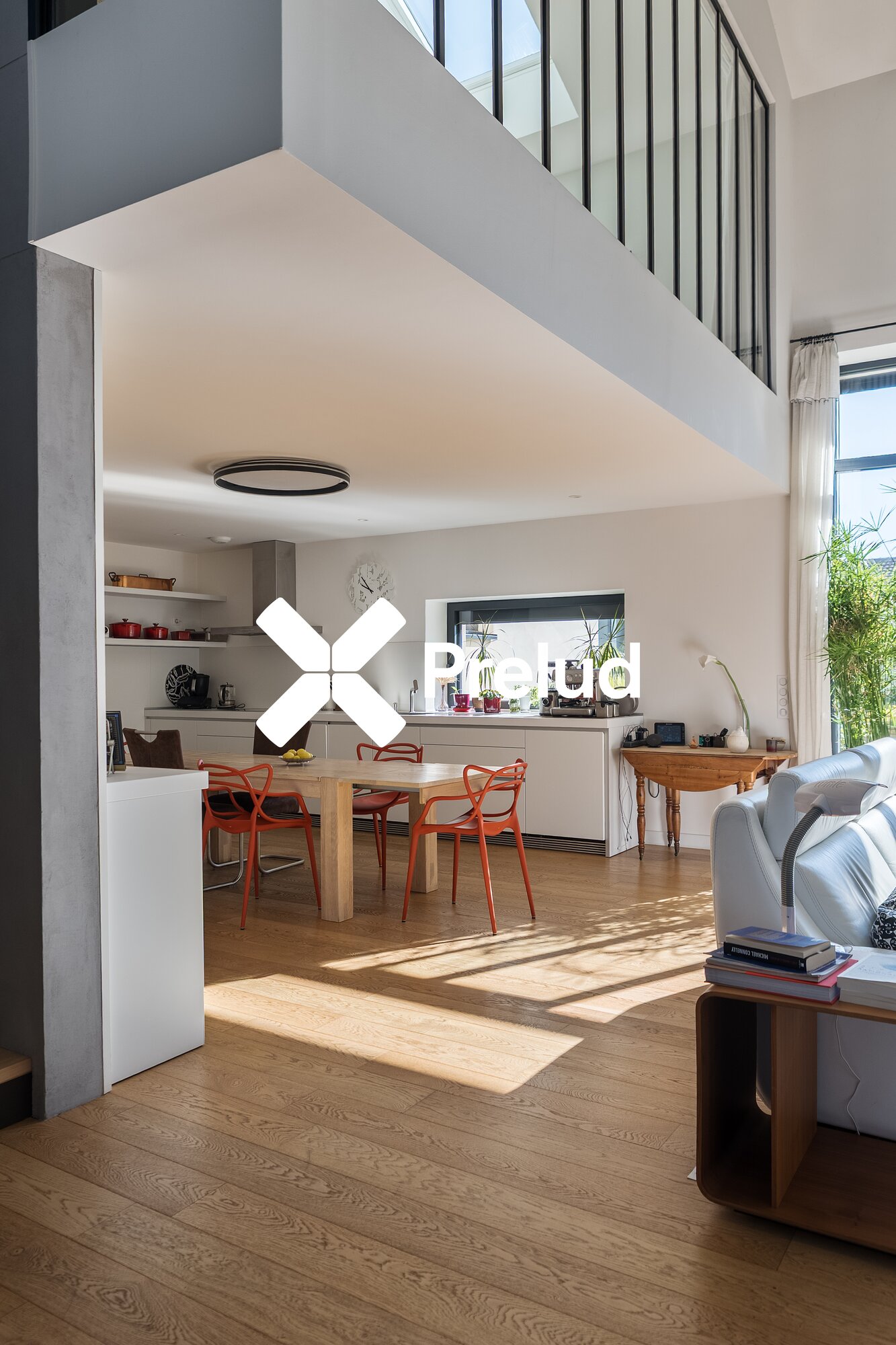 Cuisine sous mezzanine, verrière d'atelier et hauteur sous plafond