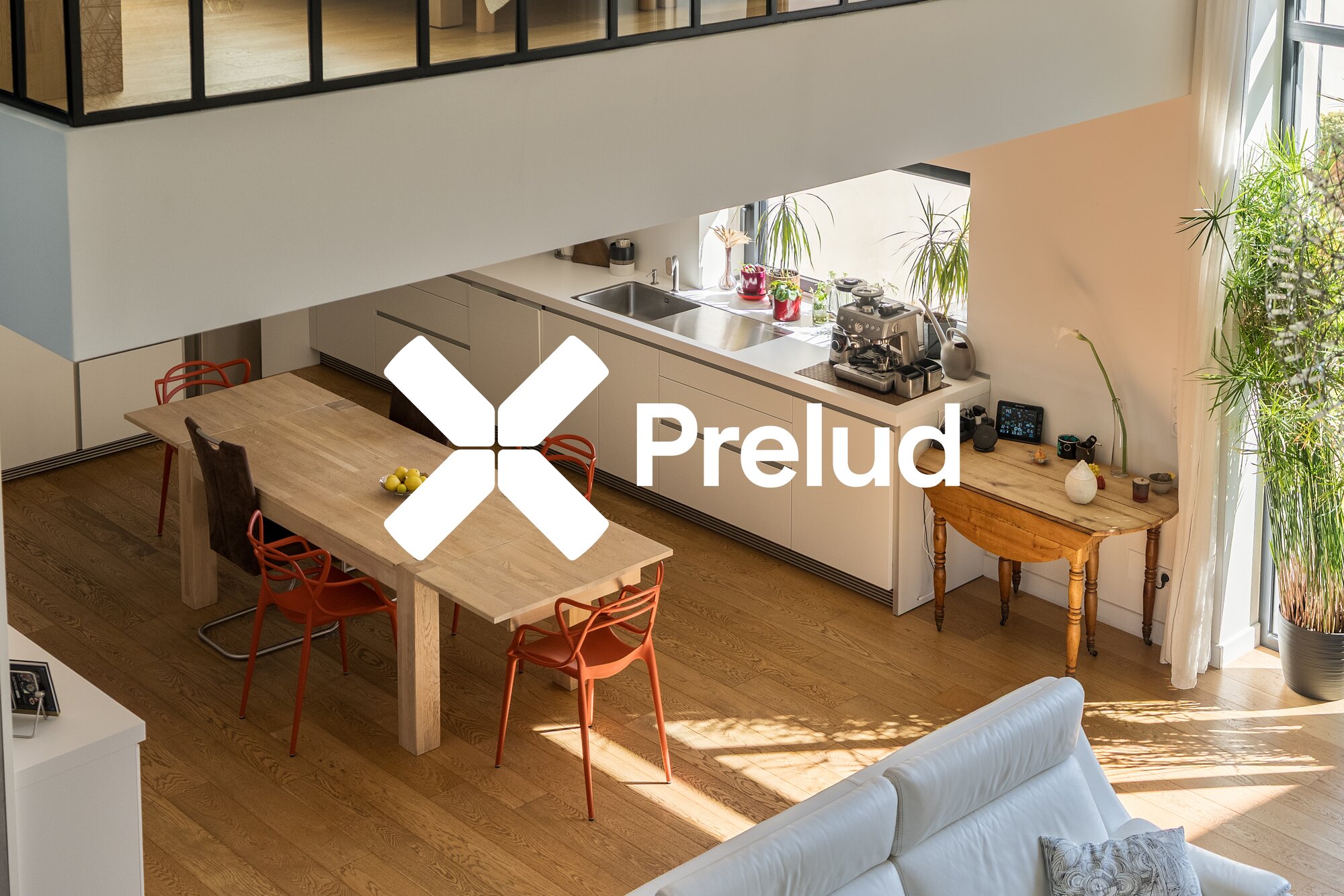 Vue plongeante depuis la mezzanine sur la cuisine et la salle à manger