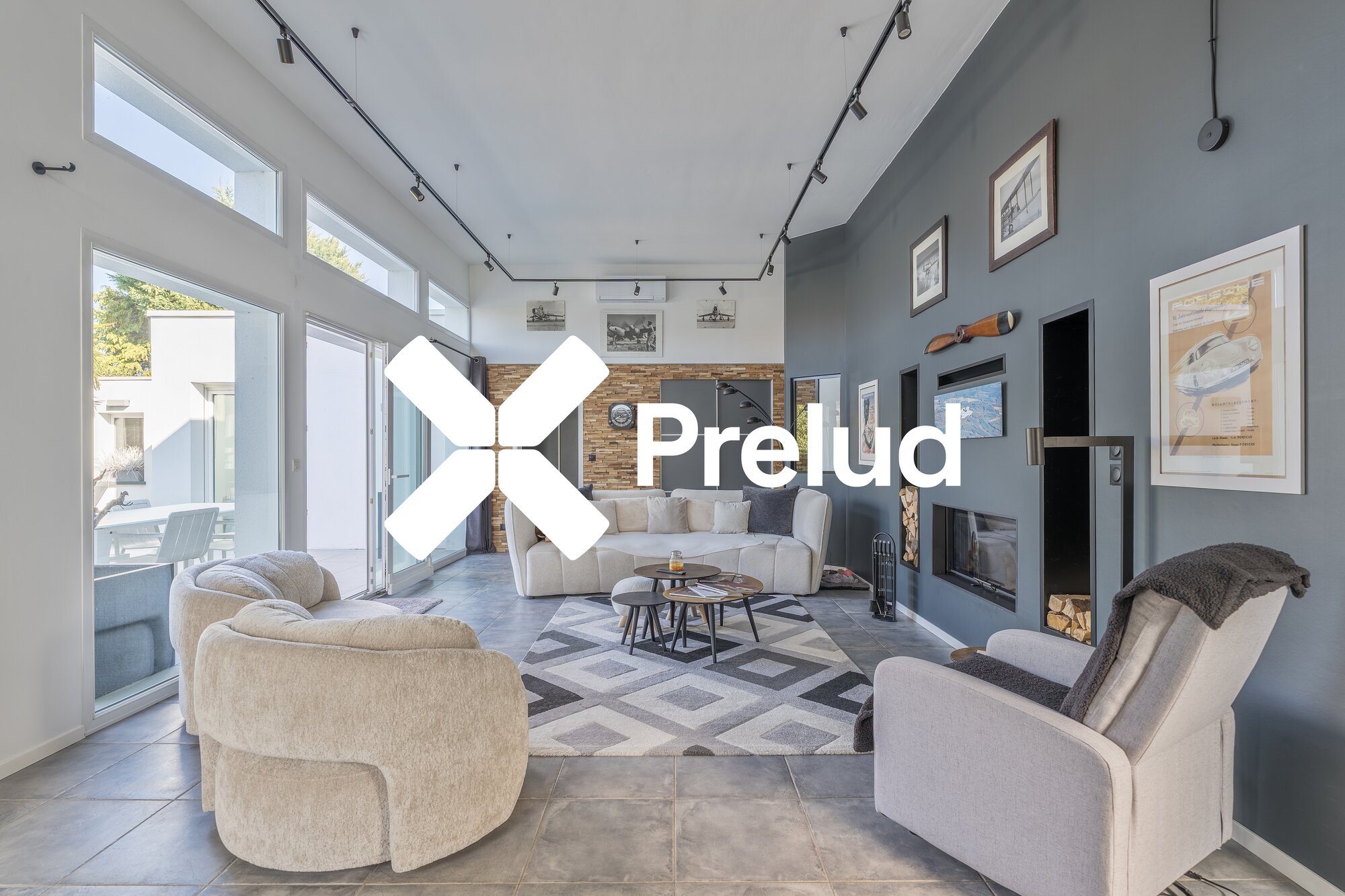 Grand salon contemporain avec cheminée, hauteur sous plafond et décoration soignée