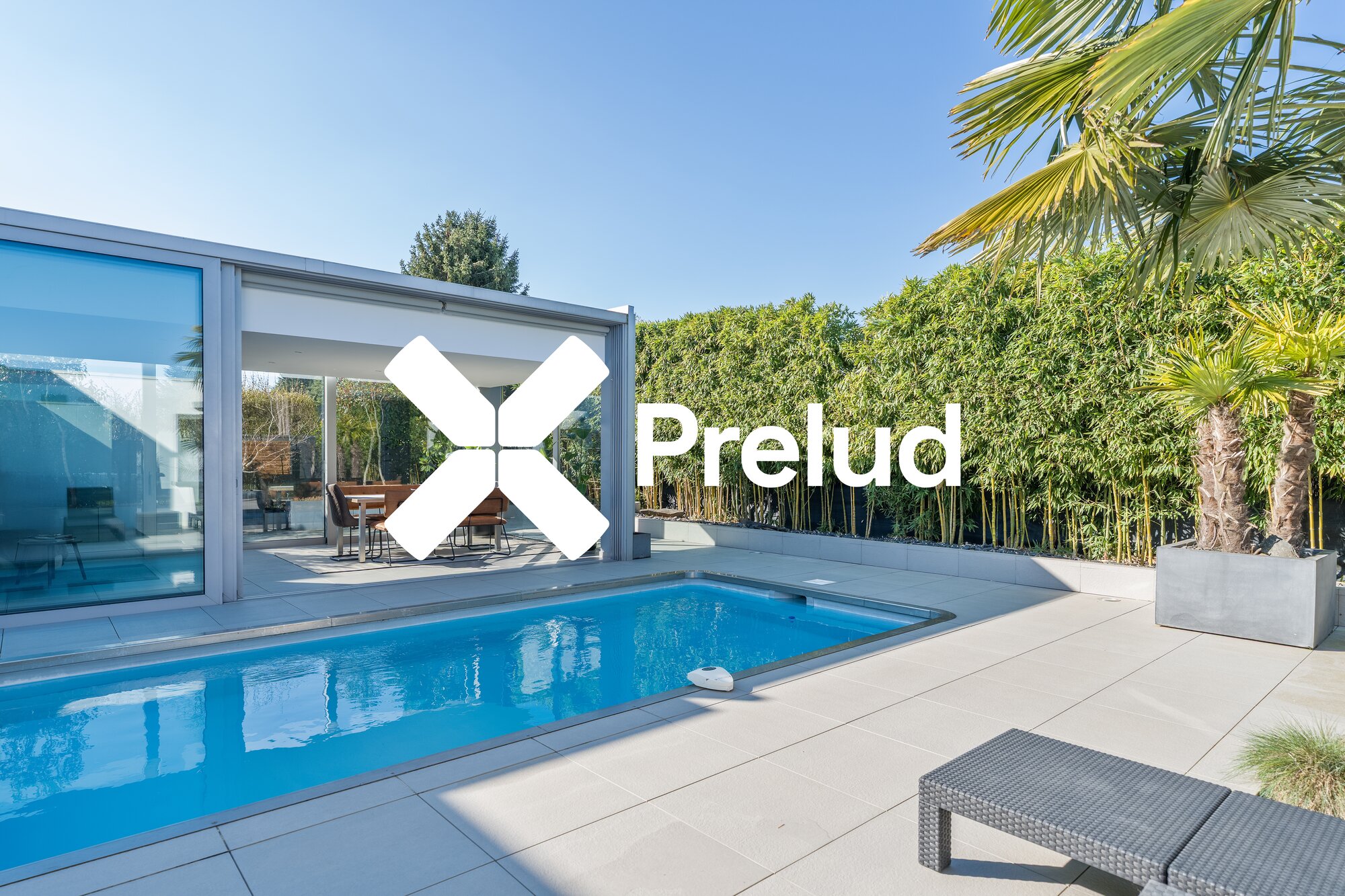 Piscine avec bambous et transat — ambiance zen de la villa contemporaine à Marly