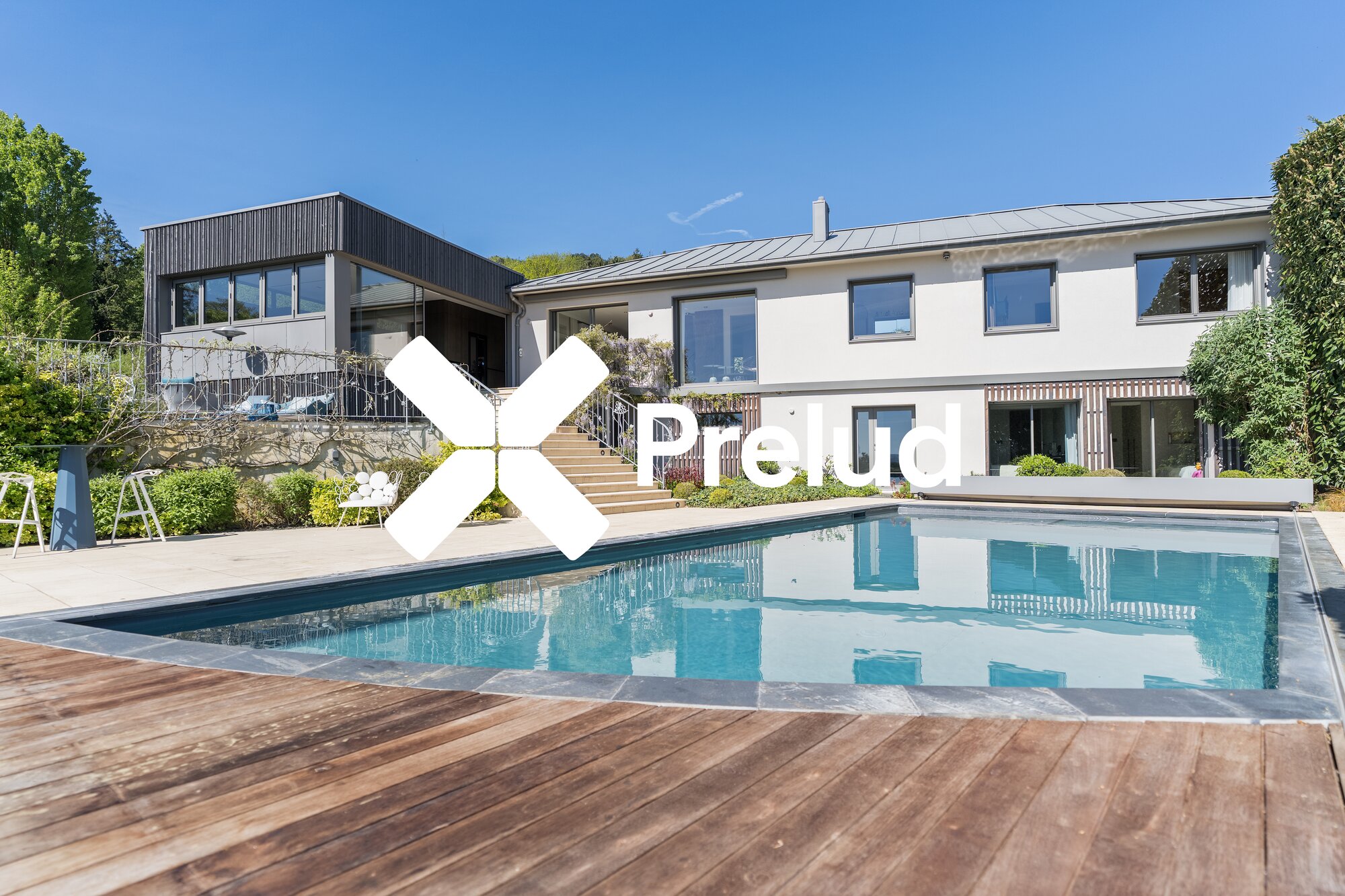 Villa contemporaine à Plappeville — façade arrière, terrasse en bois et piscine
