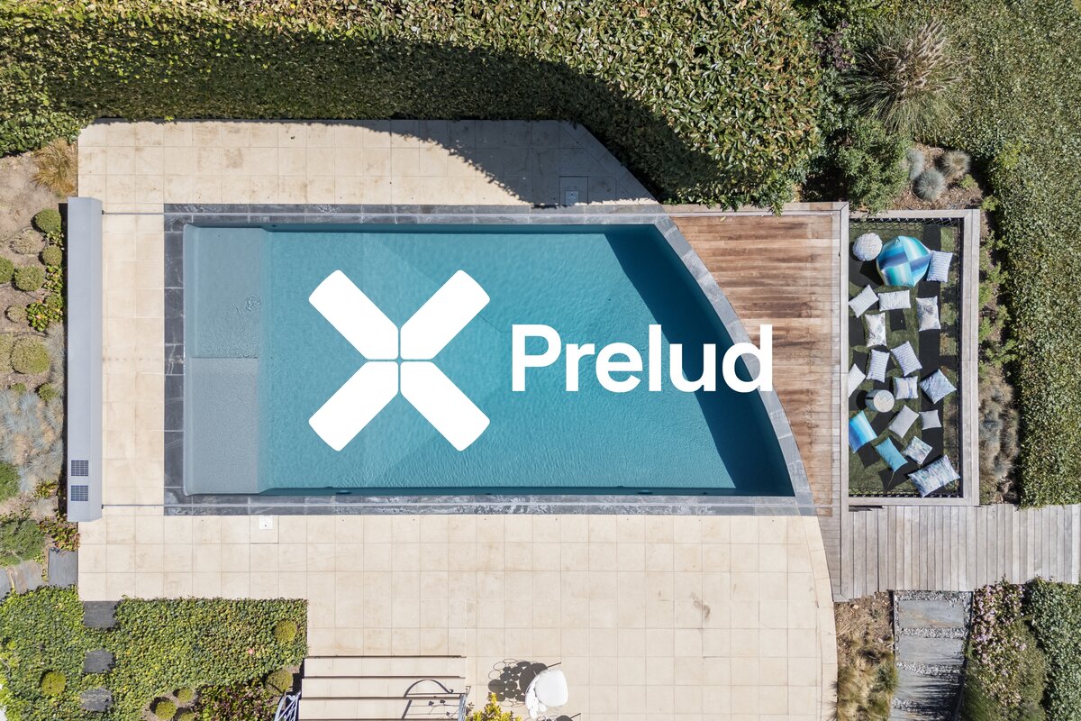 Vue aérienne drone 4K d'une propriété en Moselle — piscine vue du dessus, prise de vue par télépilote certifié DGAC Prelud
