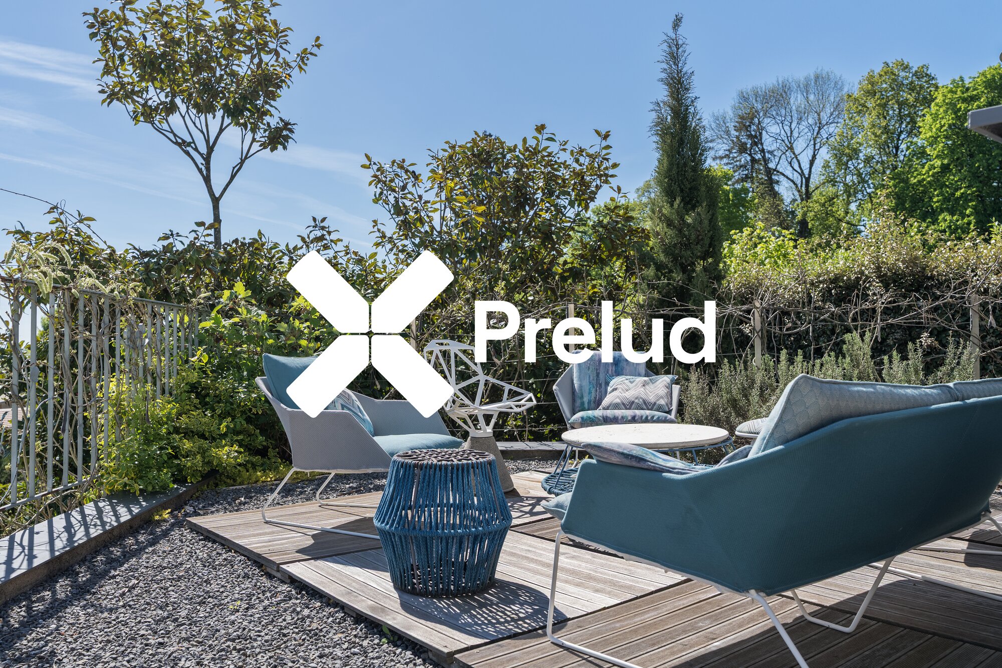 Salon outdoor sur platelage bois — fauteuils lounge, table basse