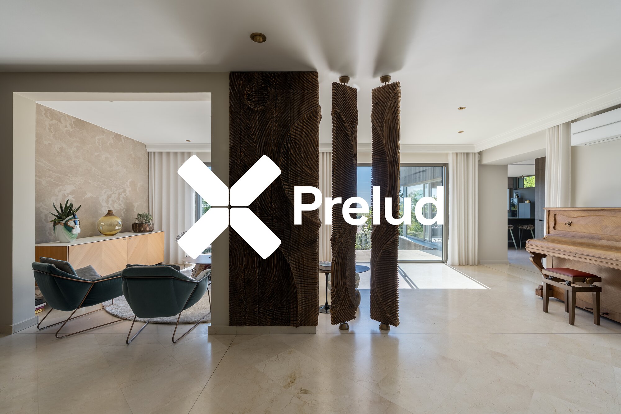 Pièce de vie avec totems sculptés en bois et piano — signature architecturale
