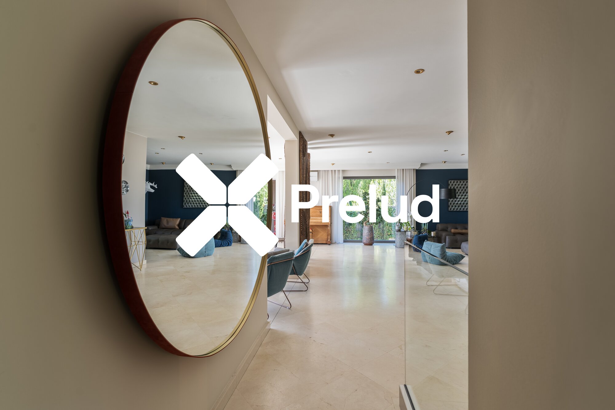 Grand miroir rond en bois et perspective sur le salon — jeu de reflets